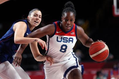 USAs Chelsea Gray dribbles the ball past Serbias Sasa Cado (L) in the womens semi-final basketball match between USA and Serbia during the Tokyo 2020 Olympic Games at the Saitama Super Arena in Saitama on August 6, 2021. (Photo by Thomas COEX / AFP)<!-- NICAID(14855785) -->