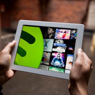 Spotify<!-- NICAID(9622998) -->