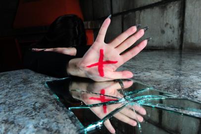 CAXIAS DO SUL, RS, BRASIL, 06/08/2021. Fotos para matéria sobre Agosto Lilás: Campanha de conscientização pelo fim da violência contra a mulher. O X na mão é uma nova maneira silenciosa de pedir ajuda. (Porthus Junior/Agência RBS)<!-- NICAID(14855836) -->