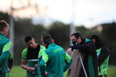 CAXIAS DO SUL, RS, BRASIL, 20/07/2021. Juventude x Cruzeiro-Poa, jogo-treino realizado no Centro de Formação de Atletas Cidadãos (CFAC). Na foto, técnico Marquinhos Santos conversando com jogadores. (Porthus Junior/Agência RBS)<!-- NICAID(14839940) -->