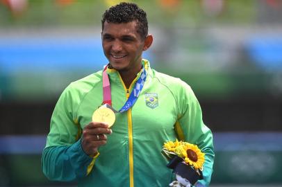 Silver medallist Chinas Liu Hao (R) shakes hands with gold medallist Brazils Isaquias Queiroz dos Santos after the mens canoe single 1000m final during the Tokyo 2020 Olympic Games at Sea Forest Waterway in Tokyo on August 7, 2021. (Photo by Luis ACOSTA / AFP)<!-- NICAID(14856975) -->