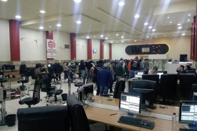 A Brigada Militar, com o apoio do Corpo de Bombeiros e da Guarda Municipal, encerrou três bingos clandestinos que promoviam aglomerações na madrugada deste sábado, em Porto Alegre. A operação iniciou por volta da 1h nos bairros Jardim São Pedro, na Zona Leste, e Cristo Redentor. <!-- NICAID(14856989) -->