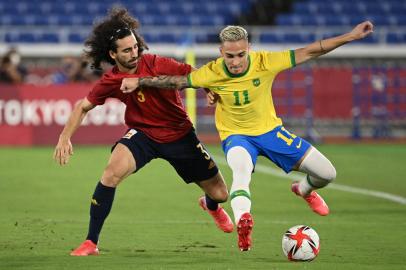 Spains Marc Cucurella (L) and Brazils Antony vie for the ball during the Tokyo 2020 Olympic Games football competition mens gold medal match at Yokohama International Stadium in Yokohama, Japan, on August 7, 2021. (Photo by Anne-Christine POUJOULAT / AFP)Editoria: SPOLocal: YokohamaIndexador: ANNE-CHRISTINE POUJOULATSecao: soccerFonte: AFPFotógrafo: STF<!-- NICAID(14857025) -->