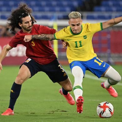 Spains Marc Cucurella (L) and Brazils Antony vie for the ball during the Tokyo 2020 Olympic Games football competition mens gold medal match at Yokohama International Stadium in Yokohama, Japan, on August 7, 2021. (Photo by Anne-Christine POUJOULAT / AFP)Editoria: SPOLocal: YokohamaIndexador: ANNE-CHRISTINE POUJOULATSecao: soccerFonte: AFPFotógrafo: STF<!-- NICAID(14857025) -->