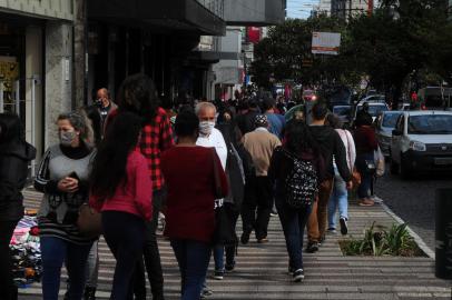 CAXIAS DO SUL, RS, BRASIL, 07/08/2021 - Dia dos pais movimenta o comércio no centro. (Marcelo Casagrande/Agência RBS)<!-- NICAID(14857091) -->