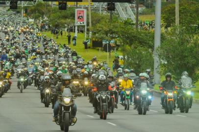 O presidente da República, Jair Messias Bolsonaro (sem partido), participa de motociata na cidade de Florianópolis, em Santa Catarina, na manhã deste sábado, 07 de agosto de 2021. O trânsito da cidade foi completamente alterado pelas polícias rodoviária e militar para que o translado da motociata possa transitar pela Beira- Mar Sul, Beira-Mar Norte, SC-401, Ponte Colombo Salles e Beira-Mar Continental.<!-- NICAID(14857106) -->