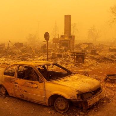 A burned residence rests in heavy smoke during the Dixie fire in Greenville, California on August 6, 2021. - A huge wildfire tearing through northern California became the third-largest in the states history August 6, 2021, and looked set to continue growing. The Dixie Fire, which this week razed the Gold Rush town of Greenville, has torched more than 1,700 square kilometers (650 square miles) since it erupted in mid-July. (Photo by JOSH EDELSON / AFP)<!-- NICAID(14857147) -->