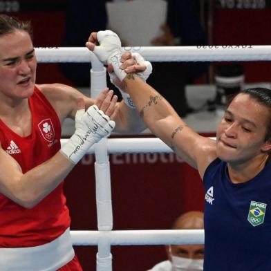 Irelands Kellie Anne Harrington (red) and Brazils Beatriz Ferreira celebrate after their womens light (57-60kg) boxing final bout during the Tokyo 2020 Olympic Games at the Kokugikan Arena in Tokyo on August 8, 2021. (Photo by Luis ROBAYO / AFP)<!-- NICAID(14857163) -->