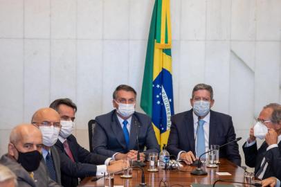 BOLSONARO ENTREGA MP DO AUXÍLIO BRASILDF - BOLSONARO ENTREGA MP DO AUXÍLIO/BRASIL - POLÍTICA - Nessa segunda (09) o Presidente Jair Bolsonaro vai até a Câmara dos Deputados, para entregar Medida Provisória do Auxílio Brasil, novo modelo do Bolsa Família. A MP será entregue ao Presidente da Câmara, Arthur Lira (PP-AL). 09/08/2021 - Foto: ANTONIO MOLINA/FOTOARENA/FOTOARENA/ESTADÃO CONTEÚDOEditoria: POLÍTICALocal: BRASÍLIAIndexador: ANTONIO MOLINAFonte: 2104518Fotógrafo: FOTOARENA<!-- NICAID(14857917) -->