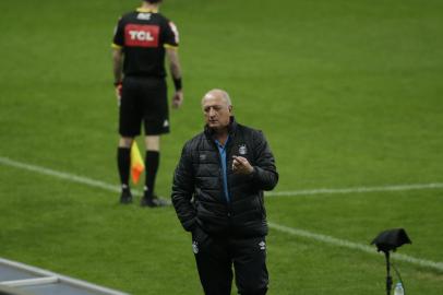 Fotos de bola rolando durante partida do jogo do Grêmio vs Chapecoense na Arena do Grêmio em Porto Alegre. Felipão observa a partida.Foto: André Ávila/Agência RBS<!-- NICAID(14858473) -->