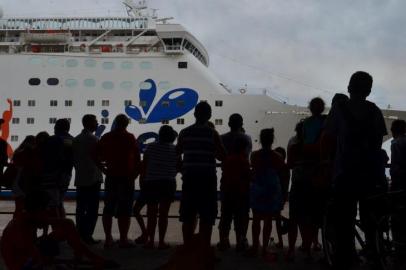 ITAJAI,SC,BRASIL,09/01/2013: Imagem do dia.Público assiste a partida do navio de cruzeiros Grand Holiday que deixou o pier turisrico