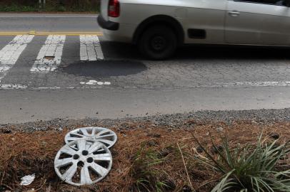 CAXIAS DO SUL, RS, BRASIL, 02/08/2021 - DAER realiza operação tapa buracos na Rota do Sol, entre o Viaduto da BR 116 até a lombada eletrônica próximo ao acesso a Fazenda Souza. (NA FOTO) (Marcelo Casagrande/Agência RBS)<!-- NICAID(14851444) -->