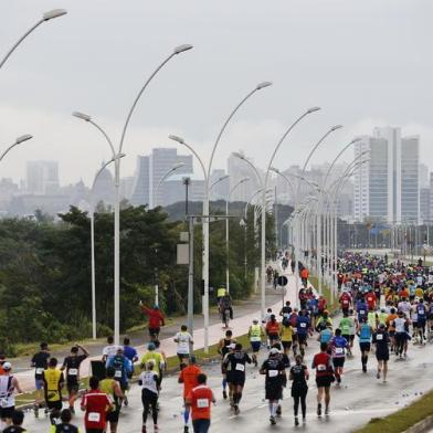 PORTO ALEGRE, RS, BRASIL, 14-06-2015: 32ª Maratona Internacional de Porto Alegre. (Foto: Mateus Bruxel / Agência RBS)