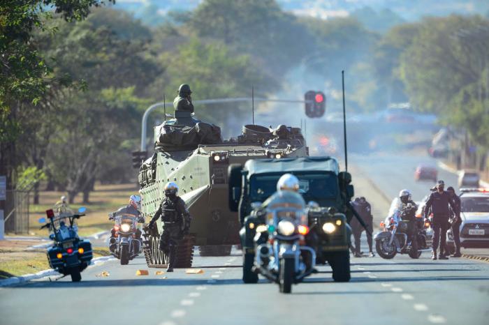 Desfile de blindados militares em Brasília vira meme nas redes