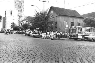 Fila de ônibus para a Festa da Uva 1986, na esquina das ruas Visconde de Pelotas e Bento Gonçalves, em frente ao Museu Municipal e ao Colégio Presidente Vargas. <!-- NICAID(11922988) -->