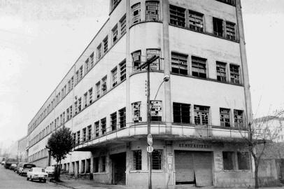 Se a Cervejaria Pérola, a Cooperativa Madeireira Caxiense (atual Big) e o Lanifício Sehbe, em Galópolis, ainda são lembrados graças às chaminés preservadas, mesma sorte não teve o símbolo da antiga Industrial Madeireira Ltda. O complexo situado na Rua Marechal Floriano foi demolido em meados dos anos 1980 para abrigar o Centro Comercial Alvorada. Apesar de algumas iniciativas pela preservação, a estrutura de 48 metros foi sucumbindo aos poucos (ao lado, a chaminé com o Parque do Sol ao fundo). Registros do Pioneiro de dezembro de 1986 e janeiro de 1987 mostram um único funcionário desmanchando a torre, munido de martelo e ponteira (foto abaixo). À época, a demolição da chaminé ocorreu sem a licença da Secretaria de Desenvolvimento Urbano (SDU) da prefeitura.<!-- NICAID(10227430) -->