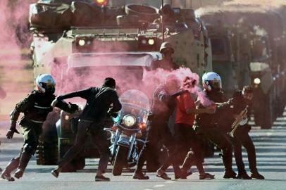 Militaries arrest protesters trying to block a military vehicles parade in front of the Planalto Palace in Brasilia, on August 10, 2021. - Brazilian President Jair Bolsonaro is accused of using the armed forces for a show of force to intimidate National Congress, where a bill is being debated to modify the electronic voting system. (Photo by EVARISTO SA / AFP)<!-- NICAID(14858956) -->