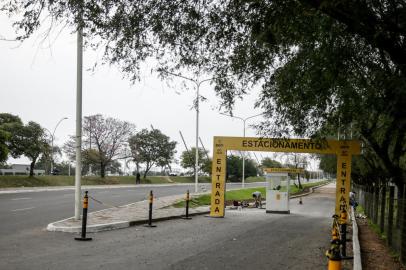 PORTO ALEGRE, RS, BRASIL - 09/08/2021Exatamente uma semana depois assinar a ordem de início da concessão, a concessionária GAM3 Parks levanta guarita para cobrar estacionamento no valor de R$ 20,00 na rua de chão que fica na lateral da Edvaldo Pereira Paiva (Av. Beira-Rio), do lado do Parque Harmonia.Foto: Marco Favero/Agência RBS<!-- NICAID(14858322) -->