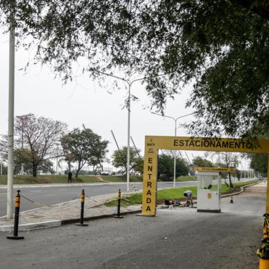 PORTO ALEGRE, RS, BRASIL - 09/08/2021Exatamente uma semana depois assinar a ordem de início da concessão, a concessionária GAM3 Parks levanta guarita para cobrar estacionamento no valor de R$ 20,00 na rua de chão que fica na lateral da Edvaldo Pereira Paiva (Av. Beira-Rio), do lado do Parque Harmonia.Foto: Marco Favero/Agência RBS<!-- NICAID(14858322) -->