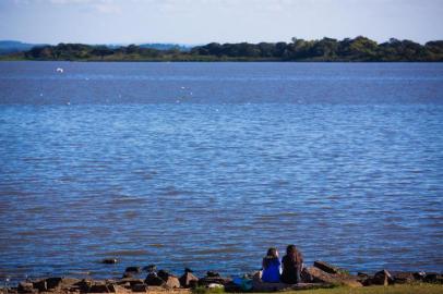 PORTO ALEGRE, RS, BRASIL, 19-05-2015: Sol e calor marcam o final do mês, conhecido como veranico de maio. Pessoas aproveitam a orla para atividades físicas e matear (FOTO OMAR FREITAS/AGÊNCIA RBS, Editoria de Imagem).Indexador: Omar Freitas