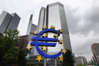 A huge logo of the Euro currence can be seen in front of the former headquarters of the European Central Bank (ECB) in Frankfurt am Main, western Germany, on June 22, 2015. The ECBs governing council will hold a special meeting to examine whether to raise the level of emergency funding for Greek banks, sources told AFP, after Greeces banking system came under intense pressure with clients withdrawing billions in savings.    AFP PHOTO / DANIEL ROLAND