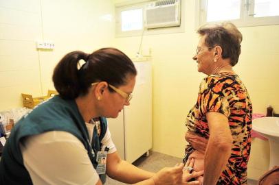 JARAGUÁ DO SUL, SC, BRASIL (04/05/2015) - Alzira Salvador, 82 anos, durante a aplicação da vacina contra a gripe na unidade básica central em Jaraguá do Sul. (Foto: Maykon Lammerhirt, Agencia RBS)