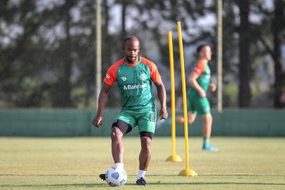 Juventude treina em Itu, antes da estreia no Campeonato Brasileiro. Na foto, meia Wescley.<!-- NICAID(14794649) -->