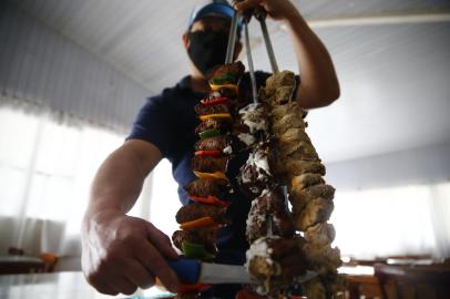 PORTO ALEGRE, RS - 11/08/2021 - A churrascaria Picanhas Grill. Restaurante irá inaugurar a primeira churrascaria vegana de Porto Alegre. Local deve começar a funcionar em setembro. Na imagem: o churrasqueiro Evandro Rodrigues dos Santos. FOTO: Félix Zucco / Agência RBS<!-- NICAID(14859872) -->