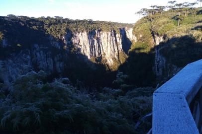 A massa de ar polar que chegou na Serra nesta semana derrubou ainda mais os termômetros na madrugada e no amanhecer desta quinta-feira (12). De acordo com a Somar Meteorologia, cidades da região serrana e dos Campos de Cima da Serra registraram temperaturas negativas nas primeiras horas do dia.<!-- NICAID(14860511) -->