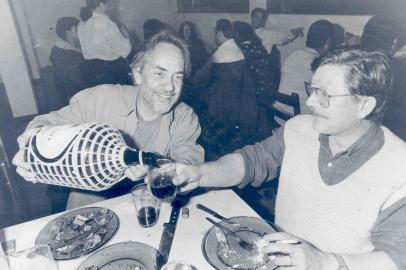 Jantar de fim das gravações do especial O Caso do Martelo, exibido pela Rede Globo em 1991. Na foto, o diretor Paulo José e o escritor José Clemente Pozenato, autor da novela policial.<!-- NICAID(10458403) -->