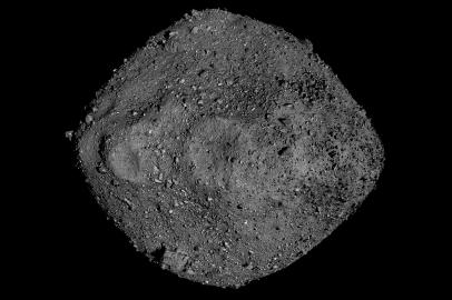 Nesta quarta-feira (11), a Agência Aeroespacial dos Estados Unidos (Nasa) revelou um estudo que traz detalhes sobre a órbita do asteroide Bennu, considerado um dos corpos espaciais com o maior potencial de colisão com a Terra. A partir de modelos matemáticos formulados pela própria Nasa, os pesquisadores chegaram à conclusão de que são remotas as probabilidades de este asteroide se choque com o nosso planeta pelo menos até o ano de 2300.<!-- NICAID(14860921) -->