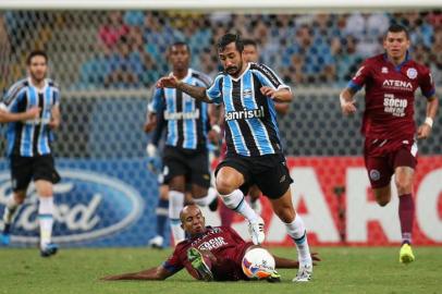 Douglas conduz a bola durante Grêmio x Caxias, partida válida pela 9ª rodada do Gauchão