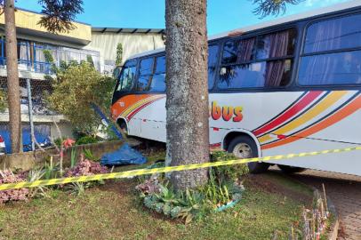 Homem morre atropelado por ônibus no pátio da empresa onde trabalhava em Caxias<!-- NICAID(14861639) -->