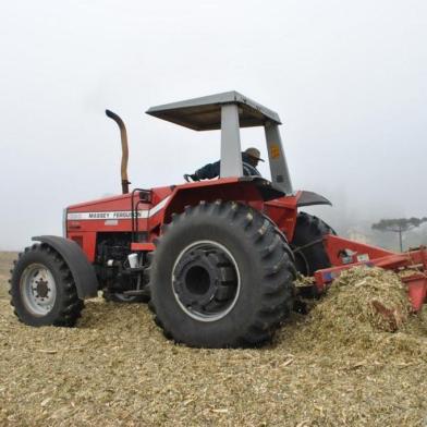 Prefeitura quer ampliar acesso de agricultores a serviços de máquinas<!-- NICAID(14861883) -->