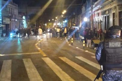 PORTO ALEGRE, RS, BRASIL. 13/08/2021, Agentes da Guarda Municipal e da Brigada Militar (BM) dispersaram cerca de 1,5 mil pessoas em pontos de aglomeração em Porto Alegre entre a noite de sexta-feira (13) e a madrugada deste sábado (14). As ações ocorram em quatro pontos da Capital. Em um dos locais, um homem detido e encaminhado para a Polícia Civil por desacatar e ameaçar os agentes durante operação. A ação teve como objetivo o cumprimento dos protocolos sanitários de prevenção ao coronavírus. Foto: Divulgação/Guarda Municipal<!-- NICAID(14862619) -->