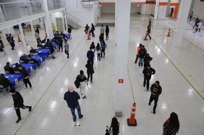 ***FOTO EM BAIXA***Movimento em ponto de vacinação montado no Shopping Total, em Porto Alegre. Doses de vacinas contra a covid-19 são aplicadas no público a partir de 22 anos<!-- NICAID(14862624) -->