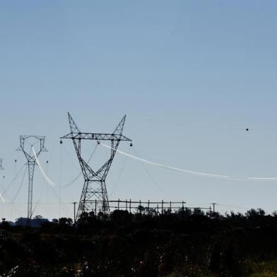 Torres de alta tensão já estão sendo construidas para transportar energia do Parque Eólico de Santa Vitória do Palmar;Indexador: GUSTAVO ROTH