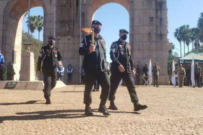 Fogo Simbólico da Pátria foi aceso em uma cerimônia no Monumento ao Expedicionário do Parque da Redenção, em Porto Alegre, no último sábado (14).<!-- NICAID(14863064) -->