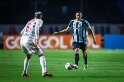 FUTEBOL/CAMPEONATO BRASILEIRO 2021 /GREMIO X SAO PAULO - ESPORTES - Lance da partida entre Gremio e Sao Paulo disputada na noite deste sabado no Estadio do Morumbi, em partida valida pela Campeonato Brasileiro 2021. FOTO: LUCAS UEBEL/GREMIO FBPANa foto: Vanderson