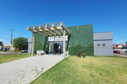 Um posto de saúde de Capão da Canoa, no Litoral Norte, registrou, nesta segunda-feira (16), a perda de quase de 3 mil doses de vacinas, entra elas imunizantes contra a covid-19. De acordo com a prefeitura, o problema ocorreu após uma caixa de luz ser quebrada na noite de sábado (14), o que deixou o local sem energia elétrica por mais de 24 horas.<!-- NICAID(14863925) -->