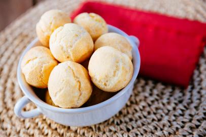 PORTO ALEGRE, RS, BRASIL,  :   Receitas de comida mineira - pão de queijo - tutu de feijão - frango ao molho pardo - pastel de angu com carne seca - torresmo - doce de abóbora. (Omar Freitas/Agência RBS)Indexador: Omar Freitas<!-- NICAID(12374151) -->