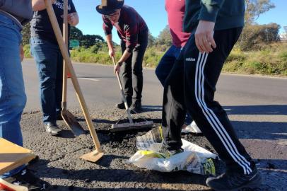 Vereadores de Caxias do Sul fazem operação tapa-buraco na RS-122, perto do posto da PRE, em Forqueta, no sentido Farroupilha-Caxias.<!-- NICAID(14862616) -->