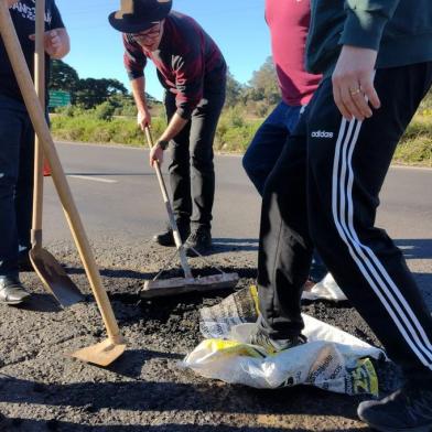 Vereadores de Caxias do Sul fazem operação tapa-buraco na RS-122, perto do posto da PRE, em Forqueta, no sentido Farroupilha-Caxias.<!-- NICAID(14862616) -->