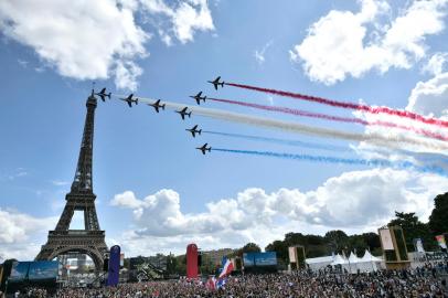 French aerial patrol Patrouille de France fly over the fan village of The Trocadero set in front of The Eiffel Tower, in Paris on August 8, 2021 upon the transmission of the closing ceremony of the Tokyo 2020 Olympic Games. (Photo by STEPHANE DE SAKUTIN / AFP)Editoria: SPOLocal: ParisIndexador: STEPHANE DE SAKUTINSecao: judoFonte: AFPFotógrafo: STF<!-- NICAID(14859151) -->