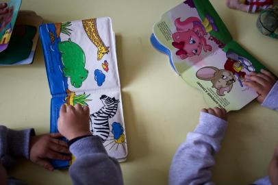 PORTO ALEGRE, RS, BRASIL - Em meio ao imbróglio entre Estado e Justiça sobre o retorno das aulas, a Escola de Educação Infantil Cativar resolveu receber as crianças e mantê-las na Escola. Foto: Jefferson Botega / Agencia RBS<!-- NICAID(14766700) -->