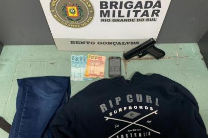 Um homem de 27 anos foi detido como suspeito de um roubo a estabelecimento comercial em Bento Gonçalves na noite desta segunda-feira (16). Ele é uma apenado em prisão domiciliar, que estava fora do endereço autorizado pela Justiça e possuía uma réplica de pistola.<!-- NICAID(14864333) -->