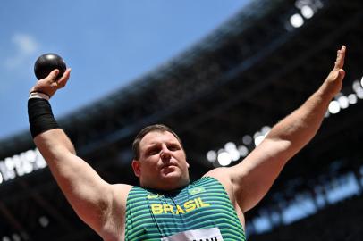 Brazils Darlan Romani competes in the mens shot put final during the Tokyo 2020 Olympic Games at the Olympic stadium in Tokyo on August 5, 2021. (Photo by Andrej ISAKOVIC / AFP)<!-- NICAID(14854442) -->