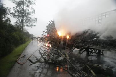 16/08/2021 - Acidente na Freeway (Km 74) com caminhões, no sentido: direção Litoral - Capital. FOTO: Ronaldo Bernardi / Agencia RBS<!-- NICAID(14865211) -->