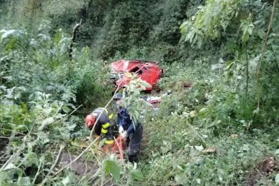 Motorista de carro é resgatada após cair de ribanceira em Guaporé<!-- NICAID(14865254) -->