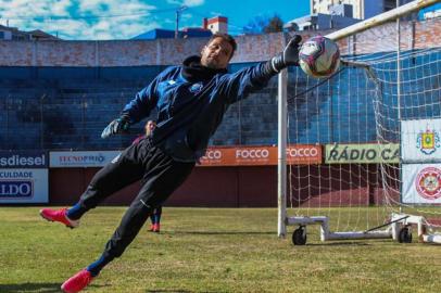 Caxias realiza treinamento antes de confronto com o Esportivo, pela 11ª rodada do Campeonato Brasileiro Série D. Na foto, goleiro Marcelo Pitol.<!-- NICAID(14862268) -->